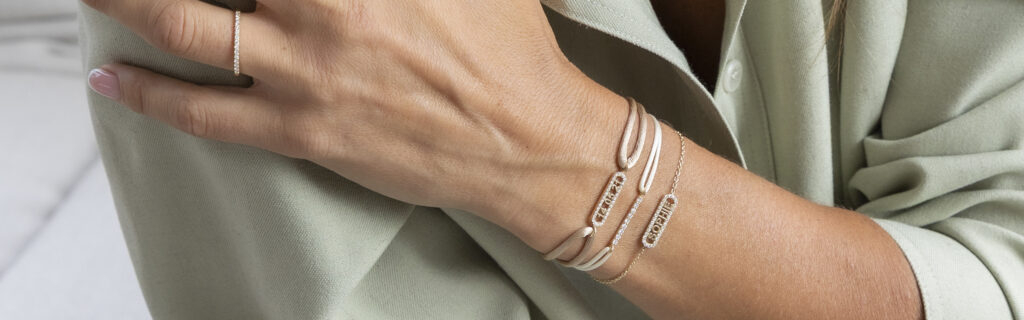 Deze prachtige sieraden van het merk minioro zijn ideal om een aan armband te dragen of aan een satijnen armband te dragen. Ideaal om te geven als persoonlijk cadeau. Leuk met een naam of een datum. Deze sieraden zijn afgewerkt met prachtige diamanten.