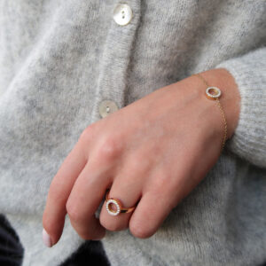 Deze sieraden van Minioro zijn gemaakt van 14 karaats goud. Ze zijn afgewerkt met prachtige diamanten.