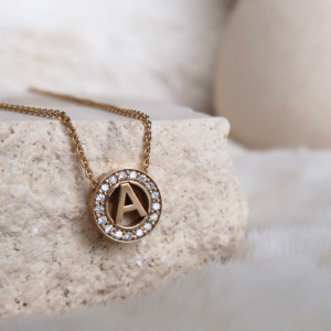 Deze sieraden van Minioro zijn gemaakt van 14 karaats goud. Deze items zijn afgewerkt met prachtige diamanten of met een initiaal. Zo heb je echt persoonlijke en unieke sieraden.