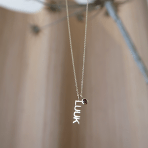 Deze ketting van Minioro is gemaakt van 14 karaats goud. Deze ketting kan worden gepersonaliseerd met unieke bedels. zoals een naam of geboortesteen. Zou heb je echt een uniek en persoonlijk sieraad.