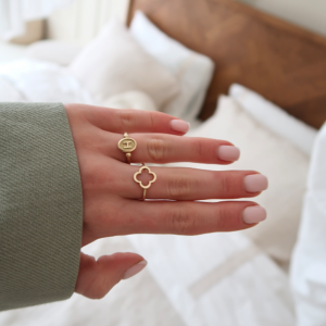 Deze sieraden zijn van het merk minioro en zijn 14 karaat goud. Leuk om te combineren met initialen voor een nog persoonlijker sieraad.