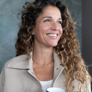 Deze schakelketting van Minioro is gemaakt van 14 karaats goud. Deze ketting kan je personaliseren doormiddel van initialen en bijvoorbeeld as, moedermelk of een vingerafdrukbedel. De sieraden kunnen ook afgewerkt worden met prachtige diamanten.