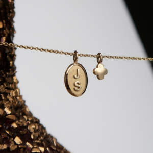 Deze sieraden van Minioro zijn gemaakt van 14 karaats goud. Deze items zijn afgewerkt met prachtige diamanten, met een initiaal of symbool. Zo heb je echt persoonlijke en unieke sieraden.