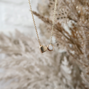 Deze sieraden van Minioro zijn gemaakt van 14 karaats goud. Ze zijn afgewerkt met prachtige diamanten. Deze sieraden kan je personaliseren met as of moedermelk. Zo heb je echt een uniek en persoonlijk sieraad.