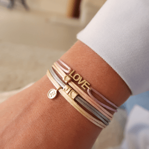 Deze armbanden van Minioro zijn gemaakt van 14 karaats goud. Deze armbanden kunnen worden gepersonaliseerd met unieke bedels. zoals iconen of letters. Zou heb je echt een uniek en persoonlijk sieraad.