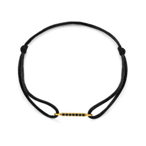 Een satijnen armband met zwarte diamanten op een gouden bedel