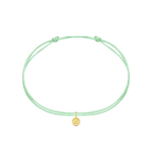 Deze armband van Minioro is gemaakt van 14 karaats goud. Dit item heeft een bedel waar je een initiaal of symbool aan kan hangen. Zo heb je echt een persoonlijk en uniek sieraad.