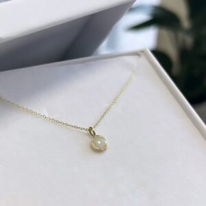 Deze ketting van Minioro is gemaakt van 14 karaats goud. Dit item is afgewerkt met moedermelk. Zo heb je echt persoonlijke en unieke sieraden.