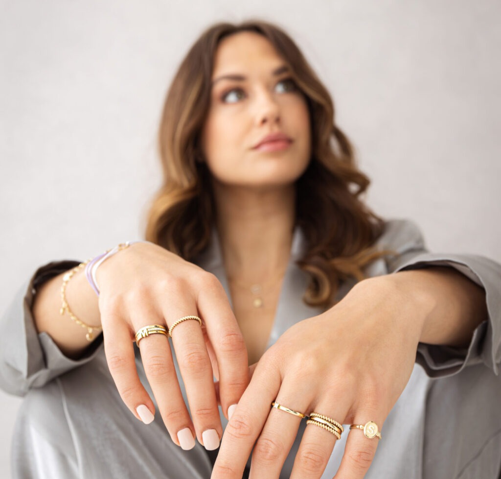 Deze sieraden van Minioro zijn gemaakt van 14 karaats goud. De sieraden kunnen worden afgewerkt met prachtige bedels. Bijvoorbeeld een initiaal of icoon. Zo heb je echt een uniek en persoonlijk sieraad.