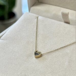 Deze ketting van Minioro is gemaakt van 14 karaats goud. Dit item is afgewerkt met as. Zo heb je echt persoonlijke en unieke sieraden.