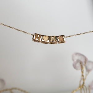 Deze sieraden van Minioro zijn gemaakt van 14 karaats goud. Deze items zijn afgewerkt met prachtige diamanten, met een initiaal of symbool. Zo heb je echt persoonlijke en unieke sieraden.