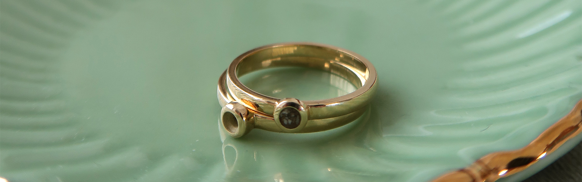 Deze ringen van Minioro zijn gemaakt van 14 karaats goud. Deze items zijn afgewerkt met prachtige milestone.