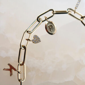 Deze schakelarmband van het merk Minioro. De ketting is van 24 karaat. De ketting is leuk om op zich zelf te dragen of in combinatie met andere bedels voor een nog persoonlijker sieraad.