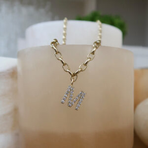 Deze prachtige 14 karaats gouden hanger is van het merk Minioro. Deze collectie kan helemaal gepersonaliseerd worden. Het kan ook worden ingelegd met prachtige diamanten. Het is verkrijgbaar als armband.