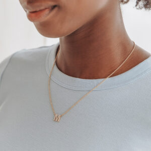 Deze ketting is van het merk Minioro en is 14 karaat goud. Deze ketting kan je personaliseren door een initiaal.