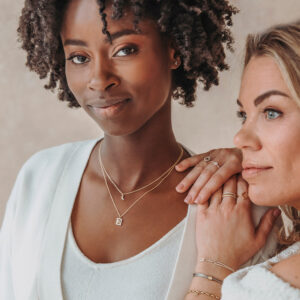 Deze sieraden van Minioro zijn gemaakt van 14 karaats goud. Deze sieraden kan je personaliseren doormiddel van initialen en bijvoorbeeld as, moedermelk of een vingerafdruk. De sieraden kunnen ook afgewerkt worden met prachtige diamanten.