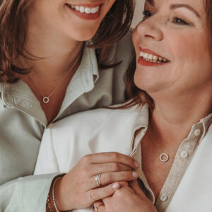 Deze sieraden van Minioro zijn 14 karaat goud. De sieraden kunnen ook afgewerkt worden met prachtige diamanten. leuk om er een te dragen of de hele set.