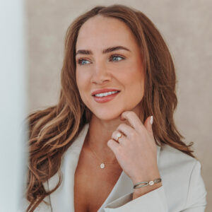 Deze prachtige 14 karaats gouden sieraden zijn van het merk Minioro. Deze collectie kan helemaal gepersonaliseerd worden denk aan een symbool of initiaal. Het kan ook worden ingelegd met prachtige diamanten. Het is verkrijgbaar als ketting, armband, ring en oorstekers.