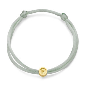 Deze armband van Minioro is van 14 karaat goud. De armband is afgewerkt met een initiaal bedel. Dit sieraad kan ook afgewerkt worden met prachtige diamanten.
