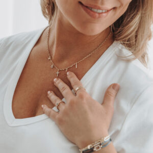 Deze ketting is van het merk Minioro. De ketting is van 14 karaat goud. Leuk om los te dragen of met persoonlijke bedels er aan. Zo heb je echt unieke sieraden.