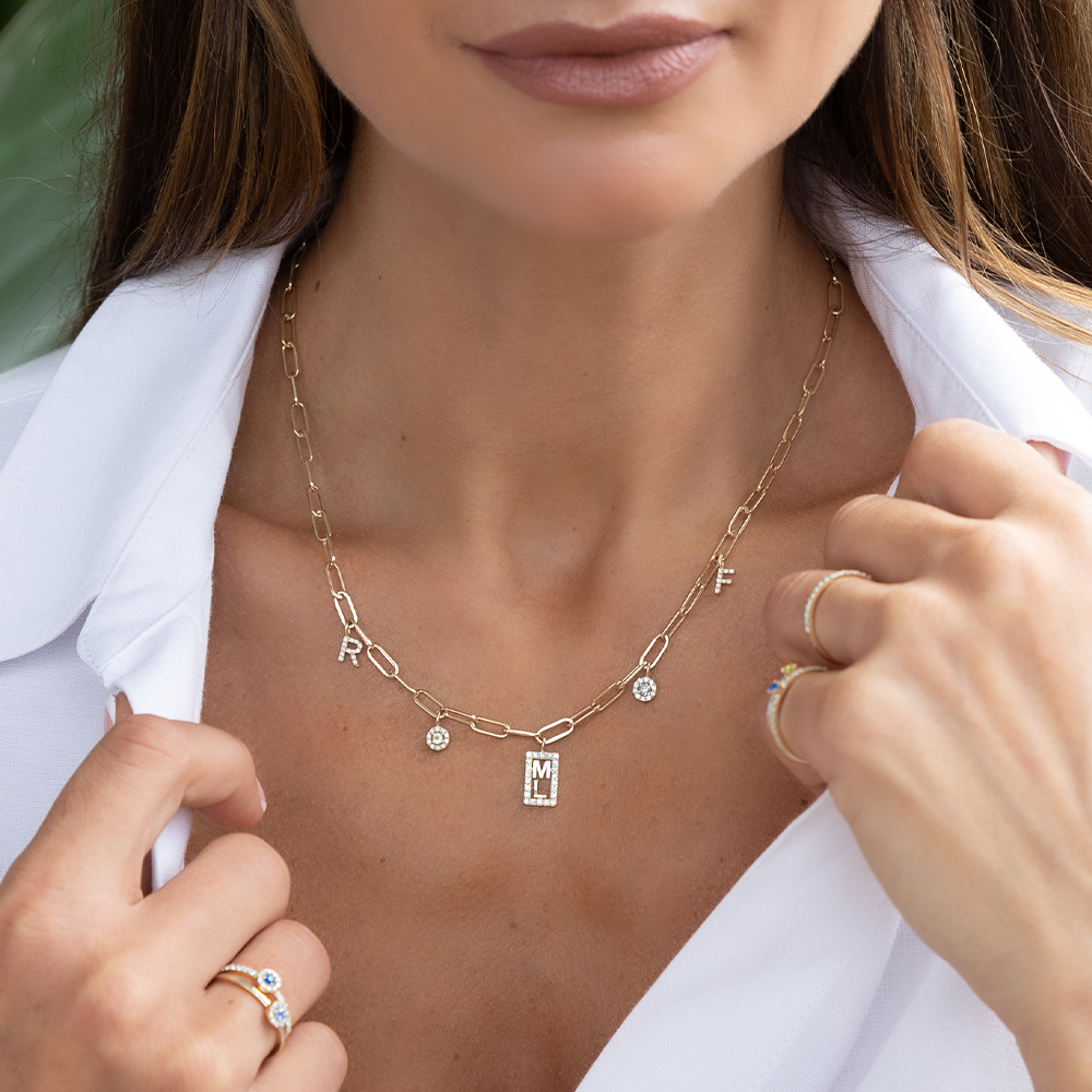 Deze kettingen van Minioro is gemaakt van 14 karaats goud en hebben allerlei verschillende hangers. Op deze manier kan je je sieraden blijven aanpassen met nog meer leuke bedels. Zo heb je altijd een eigen uniek sieraad.