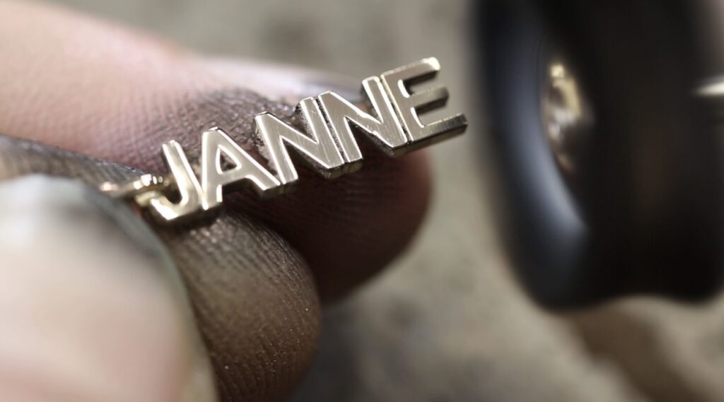 Naambedel van 14 karaat goud van het merk Minioro. Persoonlijke en unieke bedel voor aan armband en sieraden.