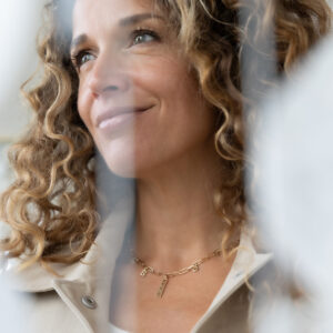 Deze schakelketting van Minioro is gemaakt van 14 karaats goud. Deze ketting kan je personaliseren doormiddel van initialen en bijvoorbeeld as, moedermelk of een vingerafdrukbedel. De bedels kunnen ook afgewerkt worden met prachtige diamanten.