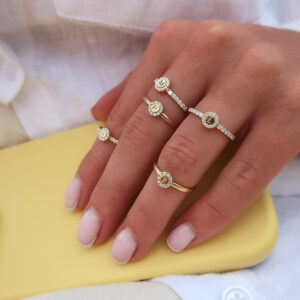 Deze ringen zijn van het merk Minioro. Deze collectie kan helemaal gepersonaliseerd worden. Het kan ook worden ingelegd met prachtige diamanten. Het is verkrijgbaar als ketting, armband, ring en oorstekers.