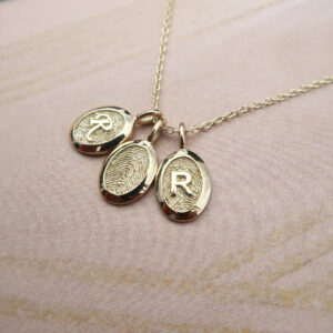 Deze ketting van Minioro is gemaakt van 14 karaats goud en heeft 3 hangers waarin een vingerafdruk kan worden verwerkt. Zodat dit een elegant en persoonlijk aandenken vol betekenis is.