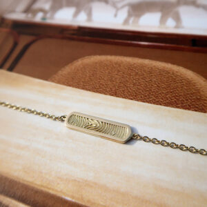 Deze bedel van het merk Minioro is gemaakt van 14 karaats goud en heeft plek waarin een vingerafdruk of gravering kan worden verwerkt. Dit is een elegant en persoonlijk aandenken vol betekenis. Dit kan aan een armband, ketting of ring.