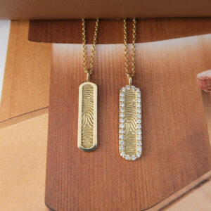 Deze ketting met bedel van het merk Minioro is gemaakt van 14 karaats goud en heeft een grotere hanger waarin een vingerafdruk kan worden verwerkt. Zodat dit een elegant en persoonlijk aandenken vol betekenis is. Afgewerkt met prachtige diamanten.