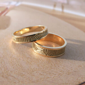 Deze ring van het merk Minioro bestaat uit 14 karaats goud en heeft een band waarin een vingerafdruk of gravering kan worden gezet. Hier is ook een bredere variant van. Zo ontstaat een elegant en persoonlijk aandenken vol betekenis.