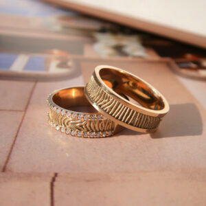 Deze ring van het merk Minioro bestaat uit 14 karaats goud en heeft een band waarin een vingerafdruk of gravering kan worden gezet. Zo ontstaat een elegant en persoonlijk aandenken vol betekenis.