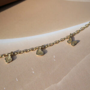 Deze klaverbedel van het merk Minioro is gemaakt van 14 karaats goud en heeft een hanger waarin een vingerafdruk kan worden verwerkt. Zodat dit een elegant en persoonlijk aandenken vol betekenis is.