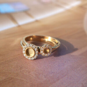 Deze ringen van Minioro is gemaakt van 14 karaats goud. De sieraden kunnen worden afgewerkt met prachtige diamanten, as of moedermelk. Zo heb je echt een uniek en persoonlijk sieraad.