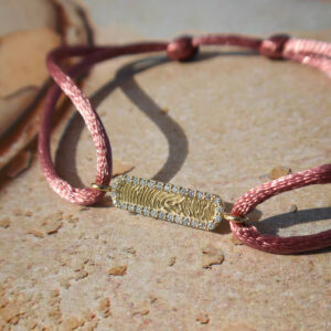 Deze bedel van het merk Minioro is gemaakt van 14 karaats goud en heeft plek waarin een vingerafdruk of gravering kan worden verwerkt. Omringd door fonkelende diamanten is dit een elegant en persoonlijk aandenken vol betekenis.