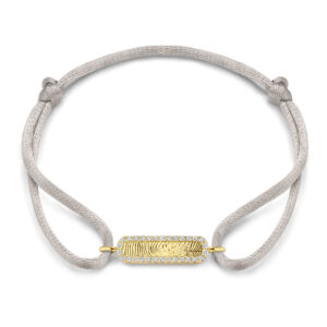 Deze bedel van het merk Minioro is gemaakt van 14 karaats goud en heeft plek waarin een vingerafdruk of gravering kan worden verwerkt. Omringd door fonkelende diamanten is dit een elegant en persoonlijk aandenken vol betekenis.