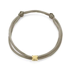 Deze bedel van het merk Minioro is gemaakt van 14 karaats goud en heeft plek waarin een vingerafdruk of gravering kan worden verwerkt. Dit is een elegant en persoonlijk aandenken vol betekenis. Dit kan aan een armband, ketting of ring.