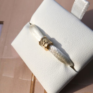 Deze bedel van het merk Minioro is gemaakt van 14 karaats goud en heeft plek waarin een vingerafdruk of gravering kan worden verwerkt. Dit is een elegant en persoonlijk aandenken vol betekenis. Dit kan aan een armband, ketting of ring.