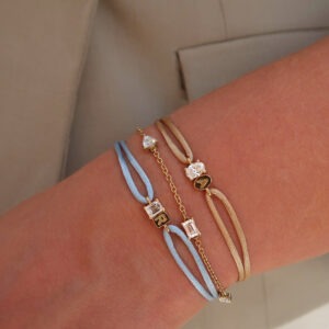 14 karaats gouden satijnen armband met initiaal en diamant 0.25 ct